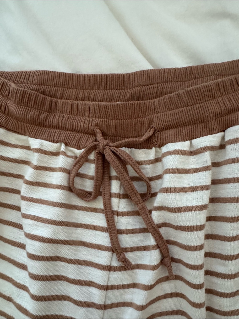 Cream and brown striped lounge set - Picture 4 of 5